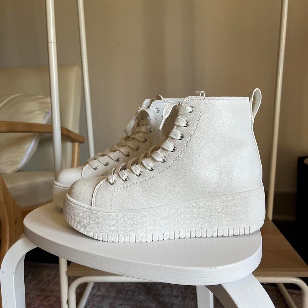 Steve Madden- size 8 white sneaker platform combat boot
